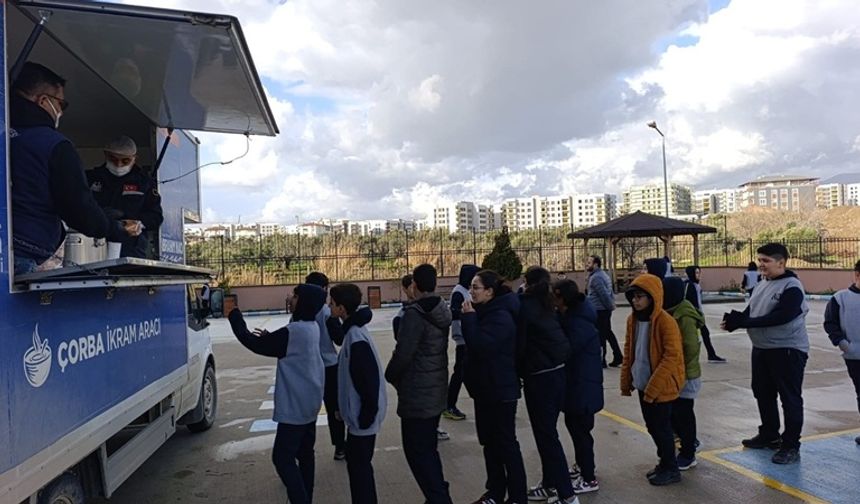 Antakya Belediyesi’nden Öğrencilere Sıcak Çorba İkramı