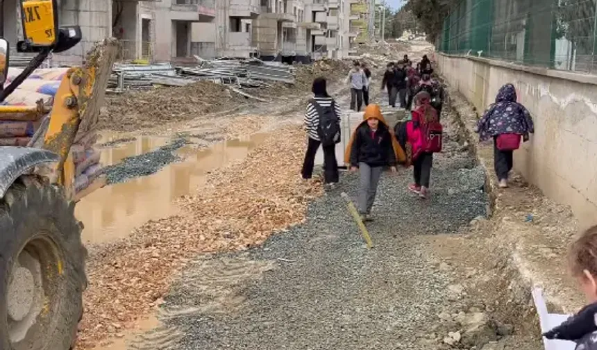 Antakya'da Çocuklara ‘Çamurlu-Balçıklı’ Okul Yolu: Veliler Tepkili!
