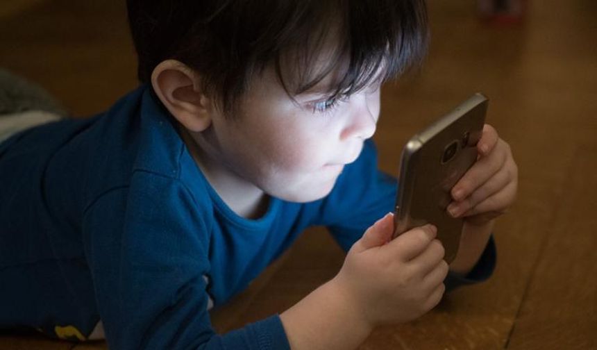 15 yaşından küçük çocuklar sosyal paylaşım sitelerine giremeyecek