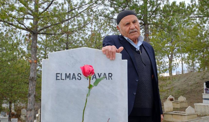 Çorum'da 84 yaşındaki İbrahim Kayar 10 yıl önce yitirdiği eşinin mezarına her 14 Şubat'ta kırmızı gülle gidiyor