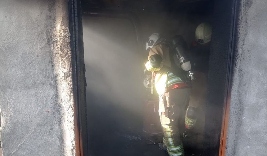 Defne'de Korkutan Ev Yangını: 1 Kişi Dumandan Etkilendi