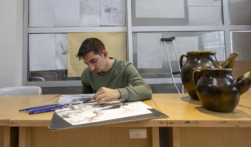 Depremde kolunu ve bacağını kaybeden genç resimle engelleri aşıyor