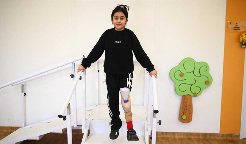Enkazdan 117 saat sonra kurtarılan Zeliha, öğretmenlik hayaline protez bacakla ilerliyor