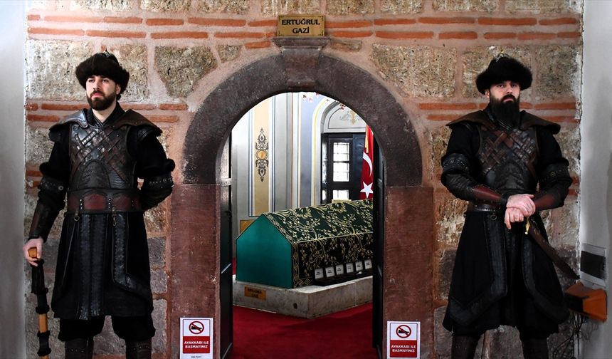 Ertuğrul Gazi Türbesi'nde saygı nöbeti tarihi dokuya uygun şekilde yenilendi