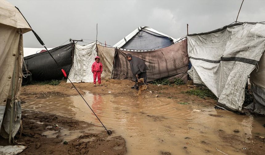 Gazze Belediyesi: Etkili olan fırtına nedeniyle yüzlerce çadır sular altında kaldı