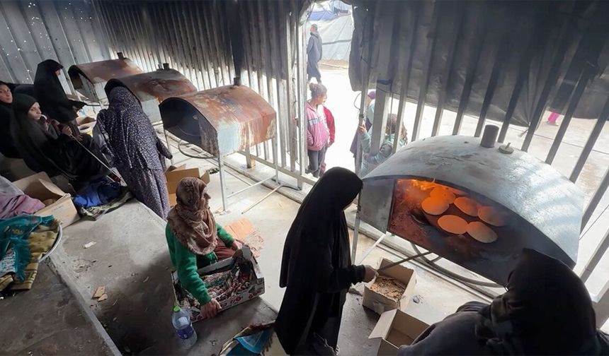 Gazze'de mülteci kampında açılan fırın yerinden edilen Filistinlilere 'ekmek kapısı' oldu