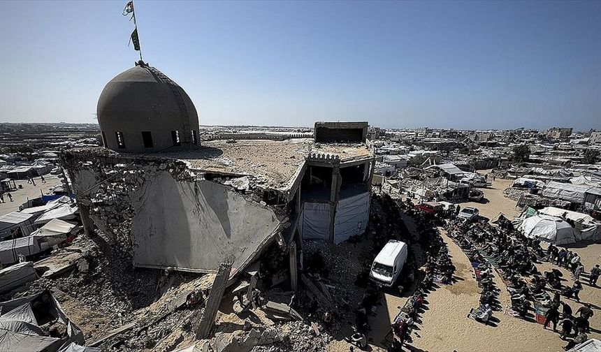 Gazze'de on binlerce kişi ramazanın ilk cumasında, İsrail saldırılarında yıkılan camilerin enkazında saf tuttu