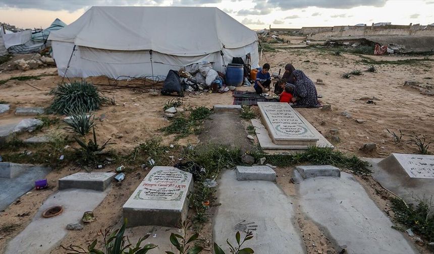 Gazze'de yerlerinden edilen Filistinliler ramazanda da mezarlıklarda yaşama devam ediyor