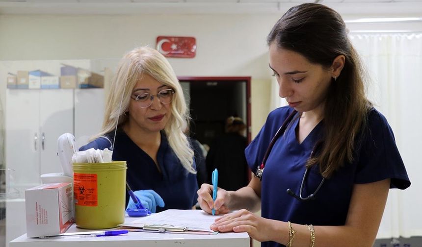 Genç doktor aynı hastanede hemşire annesiyle omuz omuza görev yapıyor