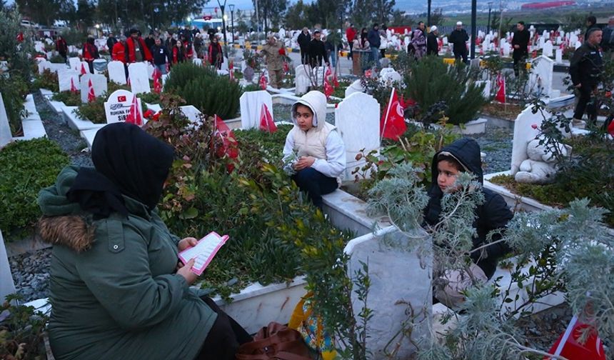 Hatay'da depremlerin yıl dönümünde mezarlık ziyaretinde bulunuldu