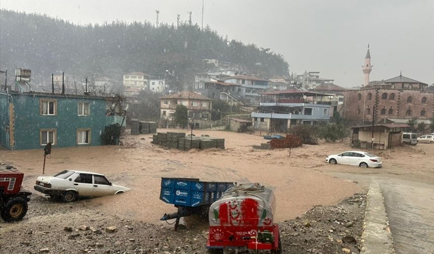 Hatay’da sağanak sele neden oldu, yollar göle döndü