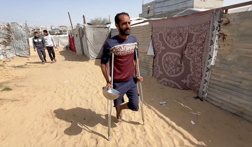 İsrail saldırısında bacağını kaybeden Gazzeli baba engeline rağmen ailesi için mücadelesini sürdürüyor