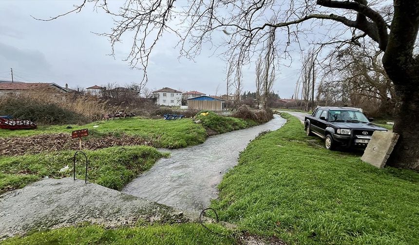 Kazdağları'ndan gelen sular köy yollarında çağladı