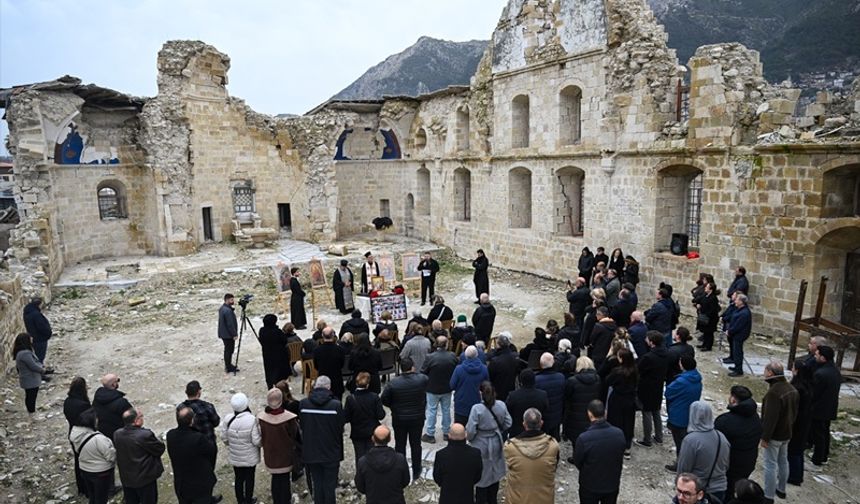 Hatay'da depremlerde hayatını kaybedenler için bir kısmı yıkılan kilisede ayin yapıldı