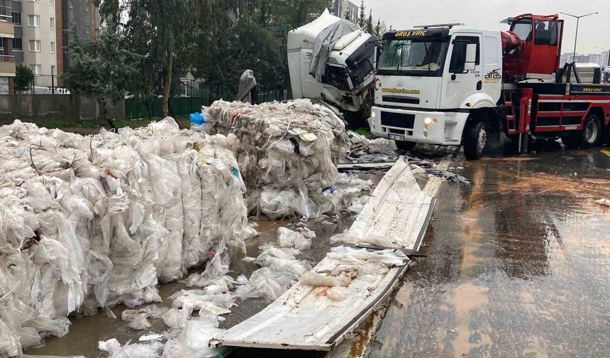 Naylon atık yüklü tır bariyerlere çarptı, otoyol çöplüğe döndü