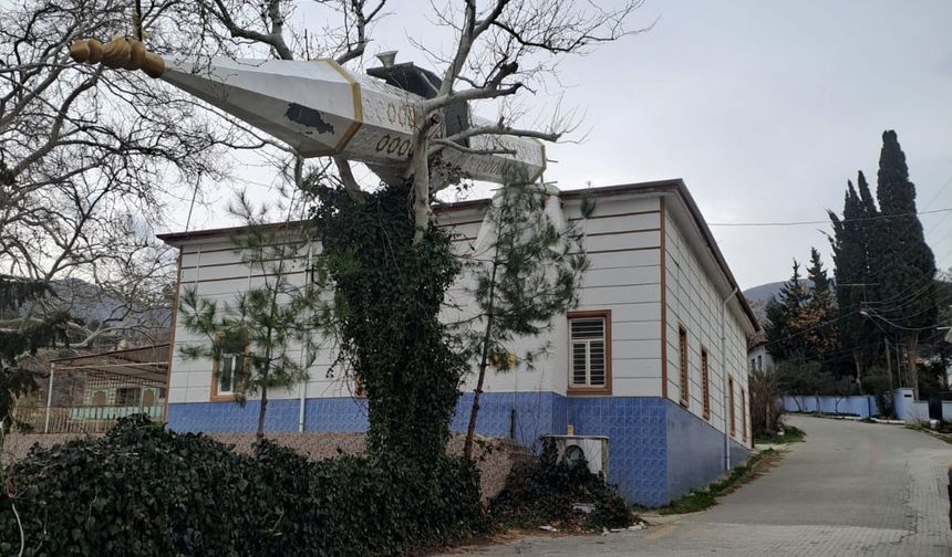 Osmaniye Düziçi'nde devrilen cami minaresi elektrik tellerini kopardı