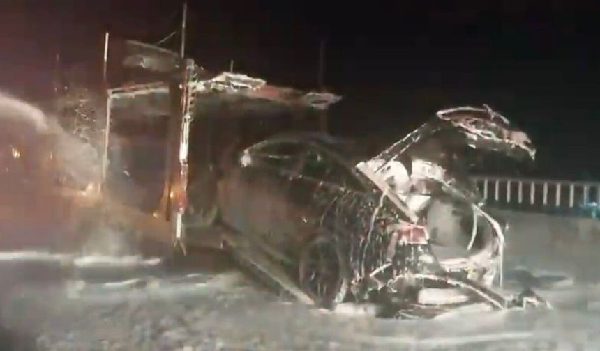 Osmaniye'de araç yüklü tırda yangın: 3 araç kullanılamaz hale geldi