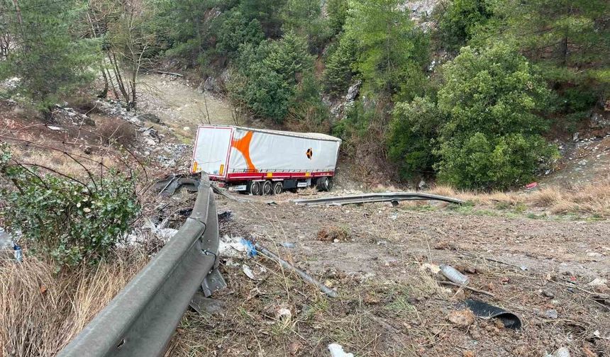 Otoyolda tır bariyerlere çarpıp şarampole yuvarlandı: 2 yaralı