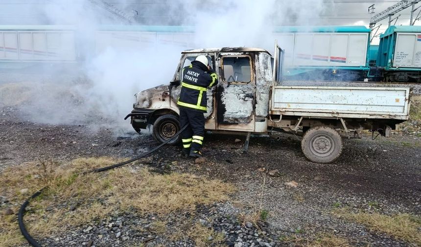 Payas’ta kamyonet alevlere teslim oldu