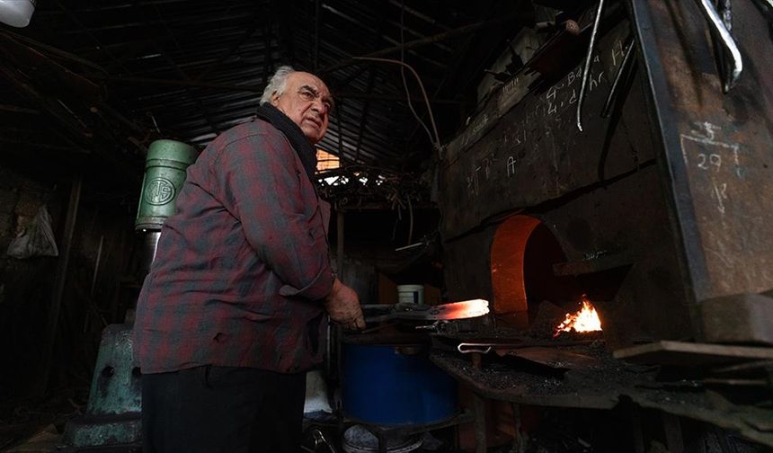 Yarım asrı aşkın süredir dövdüğü demiri tarım aletlerine dönüştürüyor