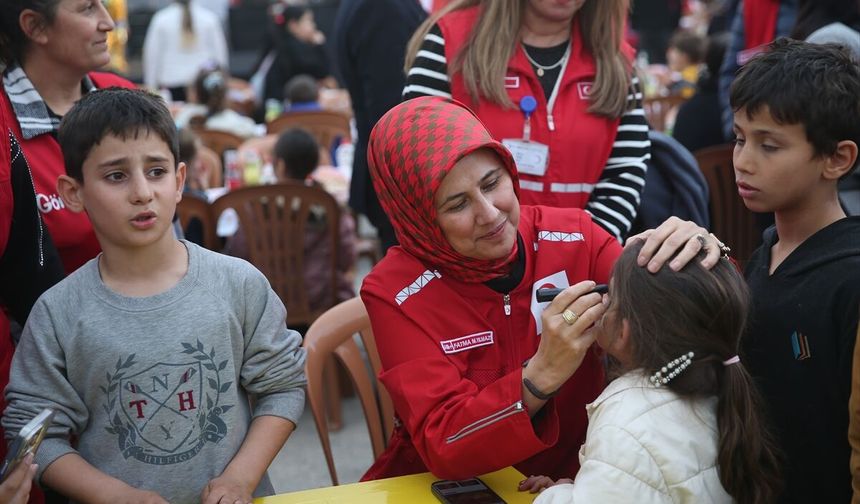 Kızılay Genel Başkanı Yılmaz, Hatay’da Depremzedelerle Aynı Sofrada Buluştu