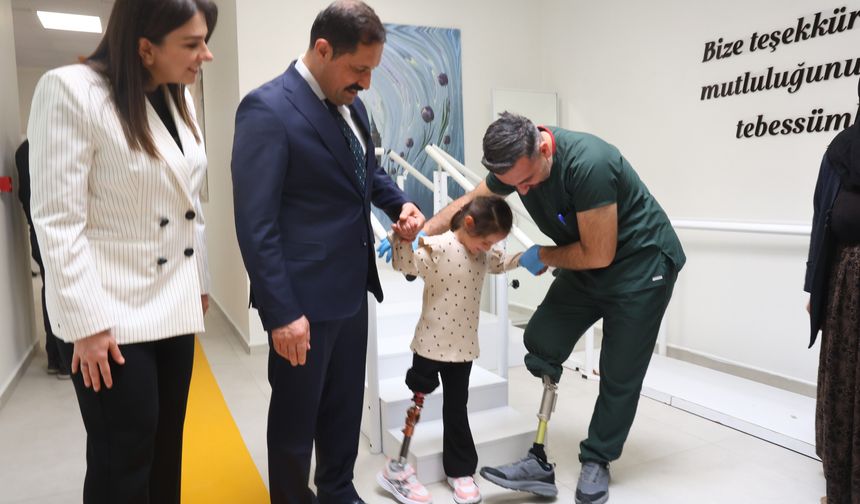 Hatay’da Alkışlarla Atılan İlk Adım: Zeynep Barbie’li Proteziyle Yürüdü