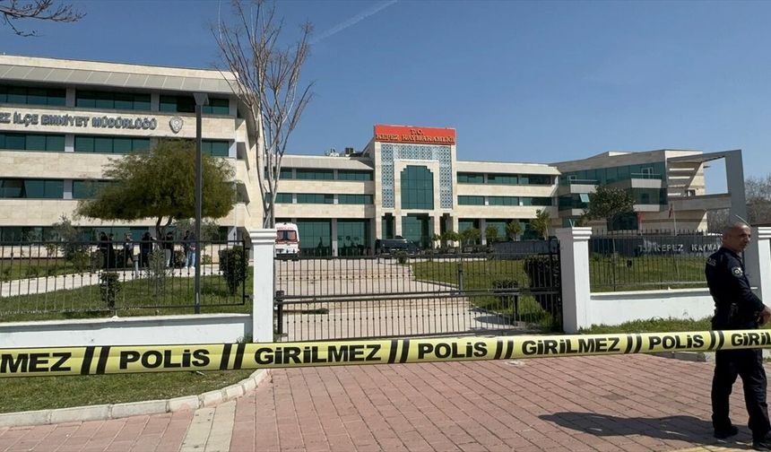 Antalya'nın Kepez ilçesinde Hükümet Konağı'nda silahla ateş edilmesi üzerine bölgeye polis ekipleri yönlendirildi