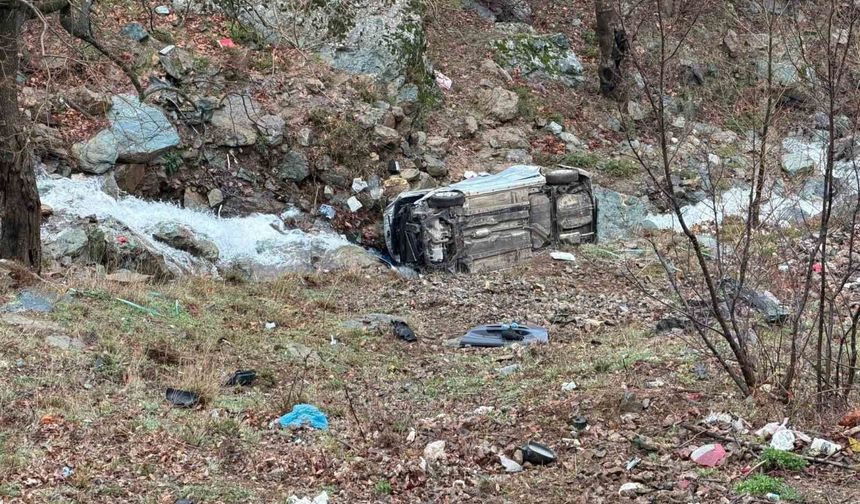 Bayram namazı yolunda kaza: Araç dereye uçtu, 1 kişi hayatını kaybetti