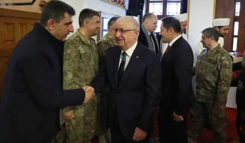 Hatay Protokolü Bayram Namazını Kıldı, Ardından Vatandaşlarla Bayramlaştı