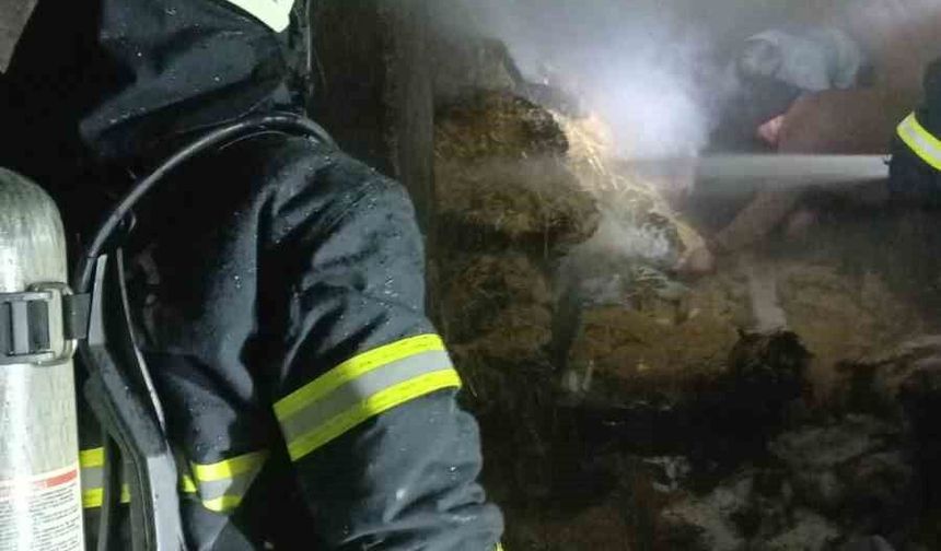 Burdur'da evin altında bulunan saman balyaları yandı