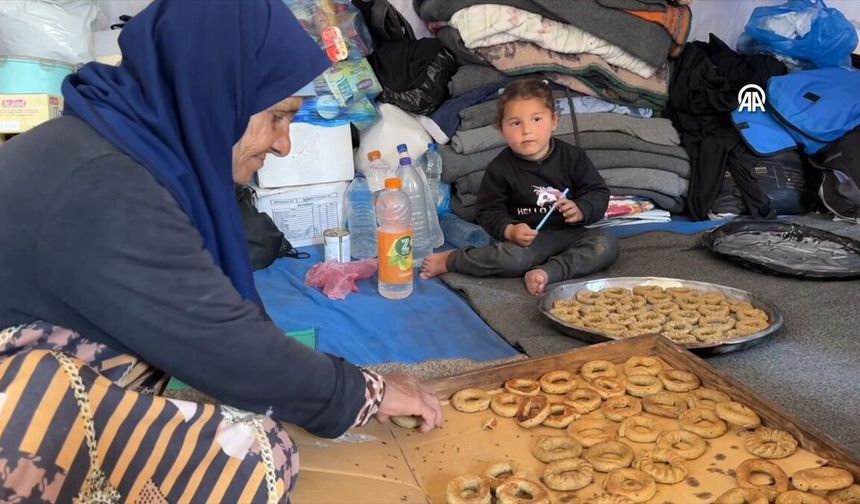 Gazze'de yerinden edilen aileler imkansızlıklara rağmen bayram çöreği geleneğini yaşatıyor