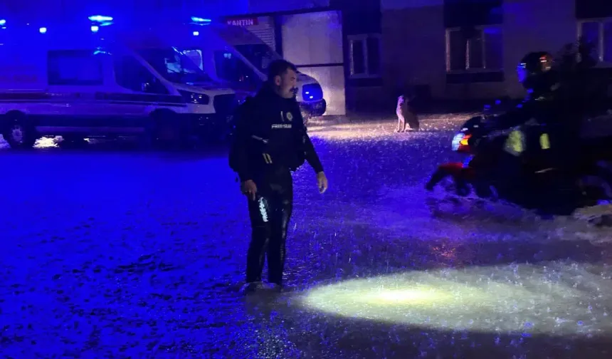 Defne'de Sel: Devlet Hastanesi Sular Altında, Hastane Boşaltılıyor!