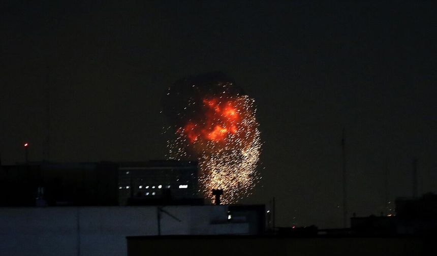 İran'ın Başkenti Tahran'da Patlamalar Meydana Geldi