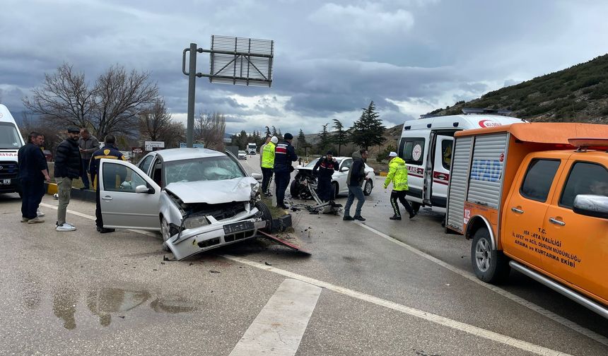 Isparta'da iki otomobilin çarpıştığı kazada 4 kişi yaralandı