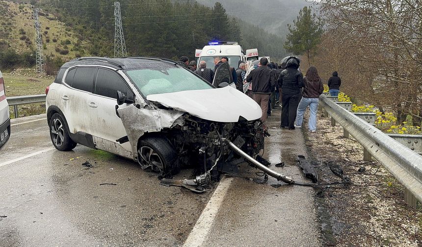Isparta'da trafik kazasında hayatını kaybeden iki genç Burdur'da defnedildi