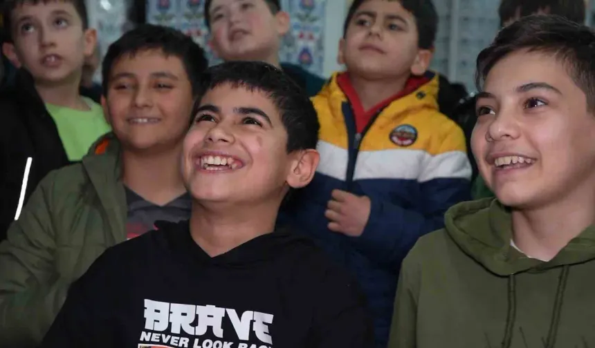 Hatay'da Çocuklar Camilerden "Kabede Hacılar" İlahisini Okudu!