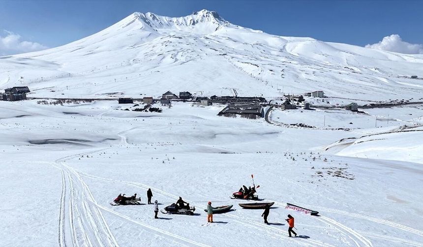Kanoyla suda değil, Erciyes'te kar üzerinde süzüldüler