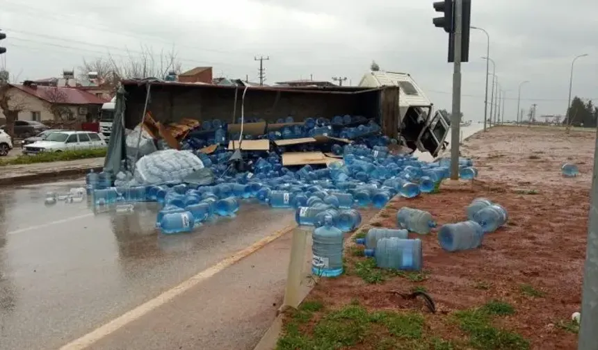 Hassa’da Kamyon Devrildi, Damacanalar Etrafa Saçıldı!