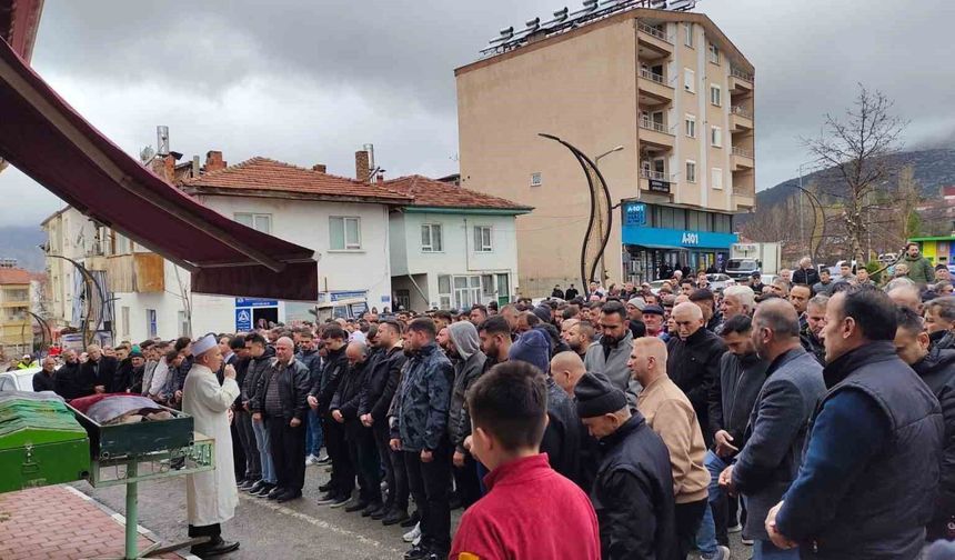 Kazada Hayatını Kaybeden Nişanlı Çift Yan Yana Toprağa Verildi