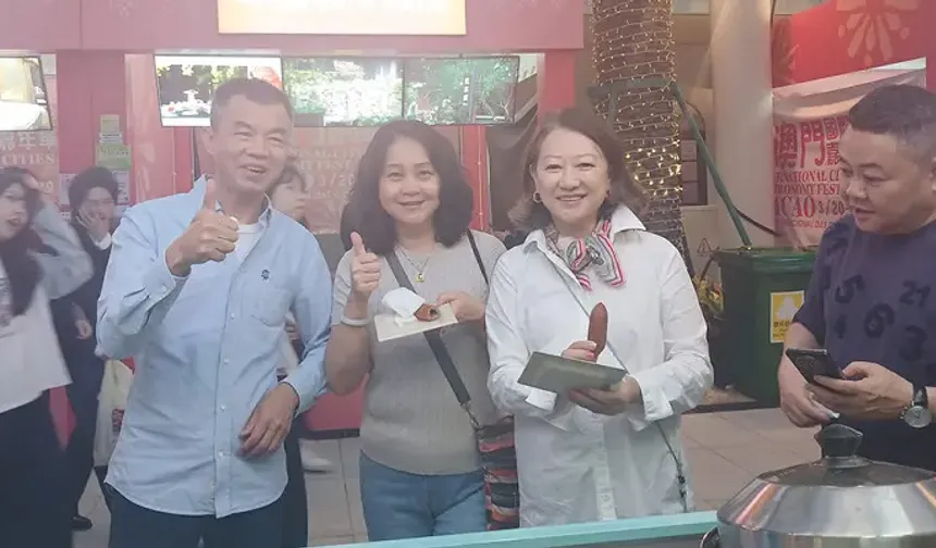 Hatay Oruğu, Ünlü Fenomen Khaby Lame İle Çin’i Büyüledi!