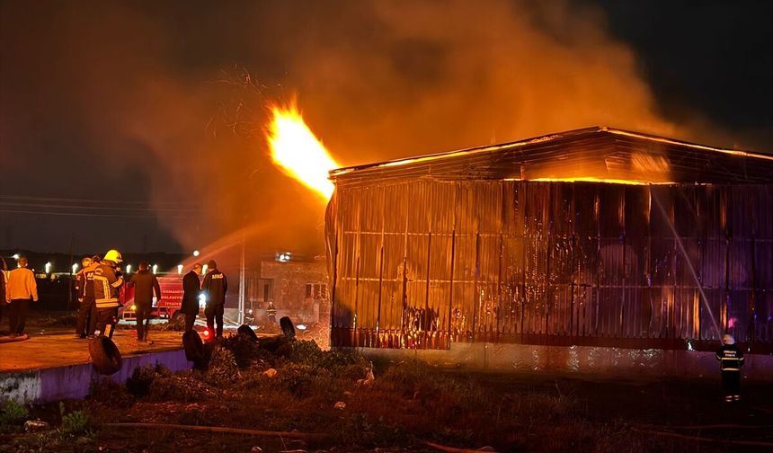 Osmaniye'de kağıt fabrikasında çıkan yangına müdahale ediliyor