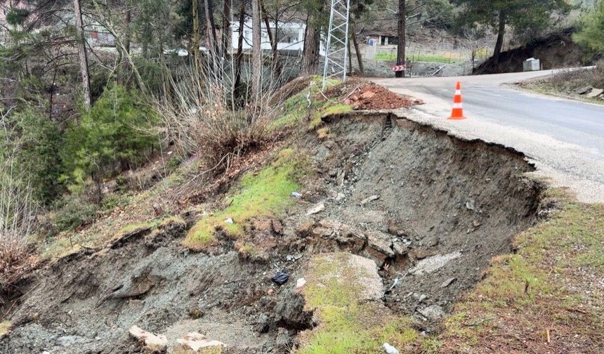 Osmaniye'de yoğun yağmur sonrası yol çöktü