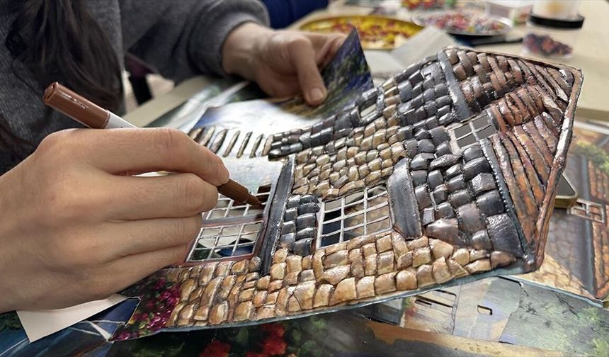 Rölyef ustası kadın, 34 yıldır hemcinslerine meslek öğretiyor