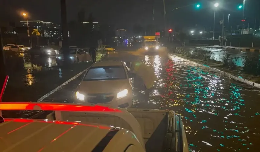 İskenderun’da Sağanak Yağış: Su Tahliyesi Sürüyor