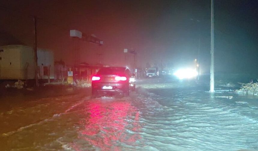 Samandağ’da Deniz Taştı Sahil Yolu Ve İşletmeler Sular Altında Kaldı