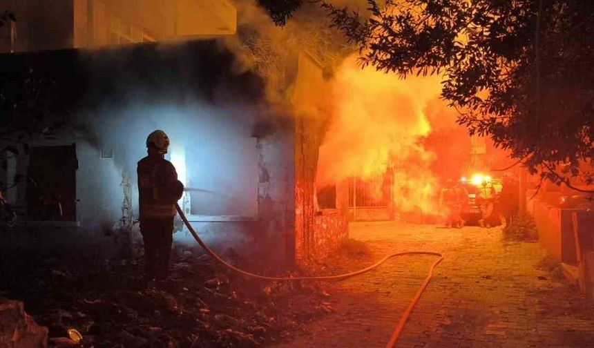 Samandağ'da Metruk Ev Yangını Korkuttu