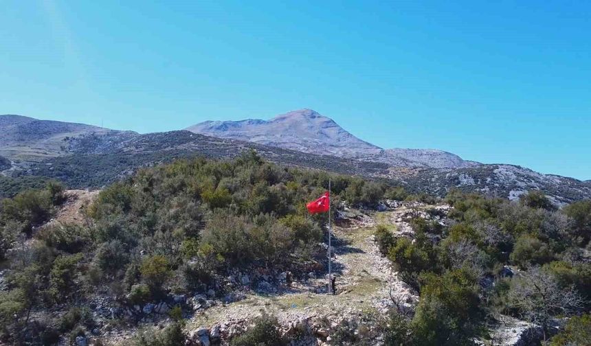 Hatay'ın 7 Tepesinde, 7 Bayrak Göndere Çekildi