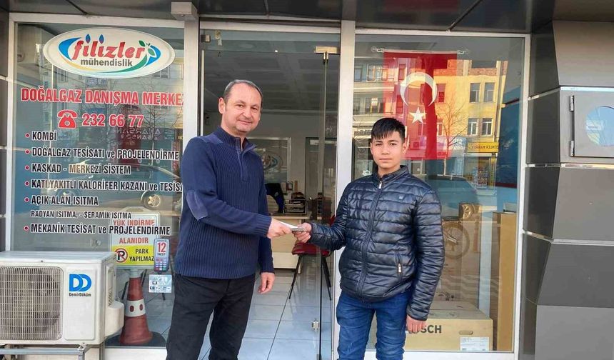 Yola savrulan parasını toplayan esnafı yapılan haberlerde görüp parasını teslim aldı