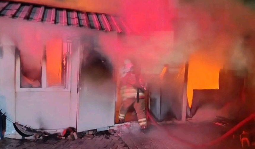 Hatay'da Depremzede Ailenin Konteyneri Küle Döndü