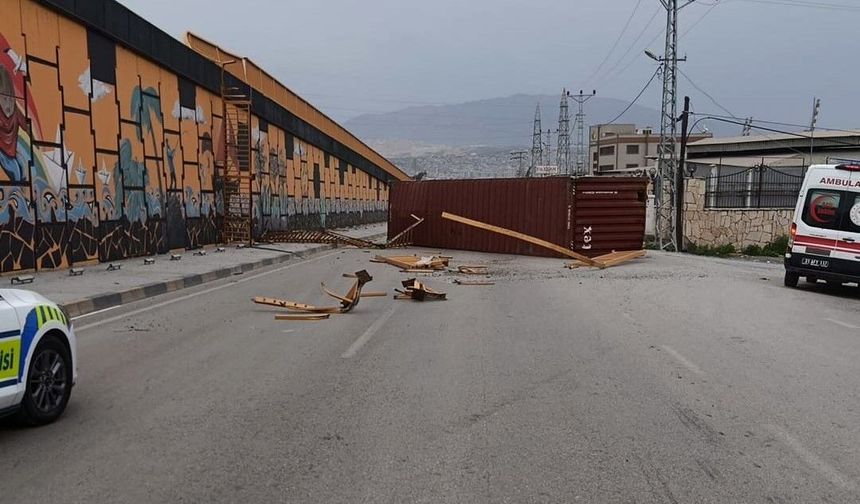 Hatay’da Korkutan Olay: Konteyner Yerinden Koptu